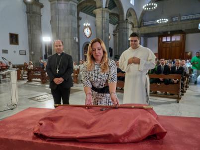 Rosa Dávila entrega la vara de mando a la Virgen de Candelaria