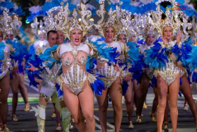 Las comparsas despliegan en la calle todo su color y baile en el Ritmo y Armonía