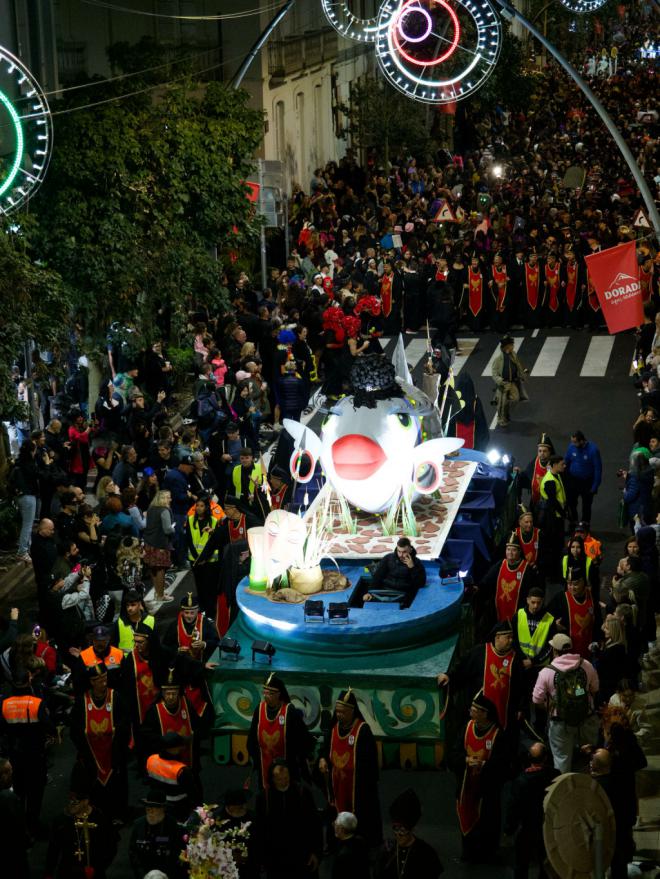 Funeral festivo: risas y llantos se mezclan