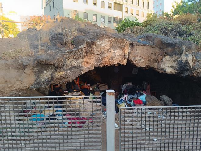 Santa Cruz procede al desalojo de una cueva volcánica en la avenida Islas Canarias