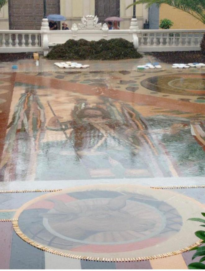 La lluvia daña los laterales de la alfombra de la plaza de La Orotava