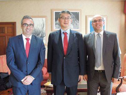 Anselmo Pestana y el alcalde de Santa Cruz de La Palma reciben la visita del cónsul de Japón en Canarias