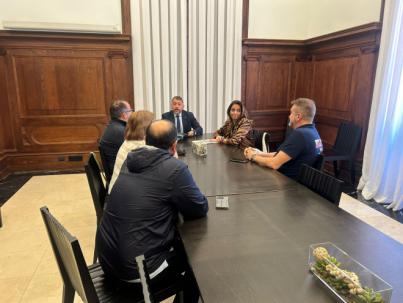 Santa Cruz y Élite Taxi acuerdan eliminar las restricciones del calendario del sector