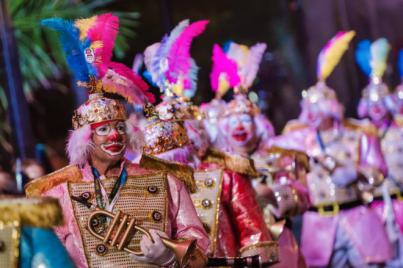 La Cabalgata Anunciadora da la salida al Carnaval en las calles de Santa Cruz