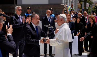 Santa Cruz entrega al Papa León XIV una réplica a escala de la Cruz Fundacional