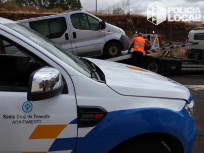 La Policía Local intensifica la retirada de vehículos en los cinco distritos del municipio