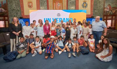 El Cabildo recibe a los niños y niñas saharauis del programa Vacaciones en Paz 2026