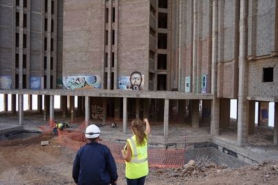 Demuelen las escaleras que dan acceso al hotel abandonado de Añaza