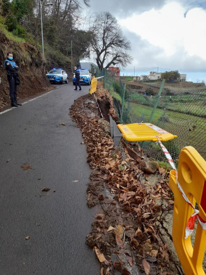 Las lluvias del fin de semana provocan dos derrumbes en la Calle Hoya de Pablo y el consiguiente corte al tráfico