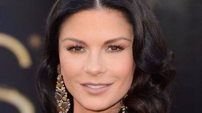 Catherine Zeta-Jones niega haber usado el bisturí para tener su aspecto