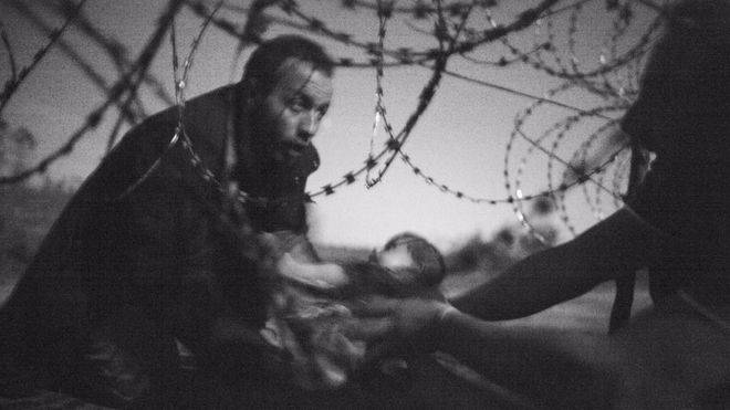Una foto de refugiados cruzando la frontera gana el World Press Photo