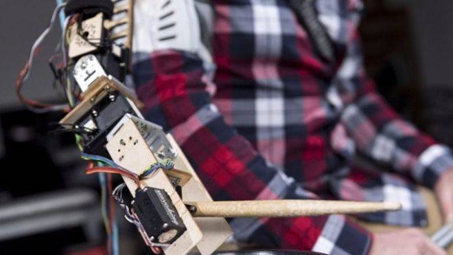 Creado un brazo robot para tocar la batería 'a tres manos'