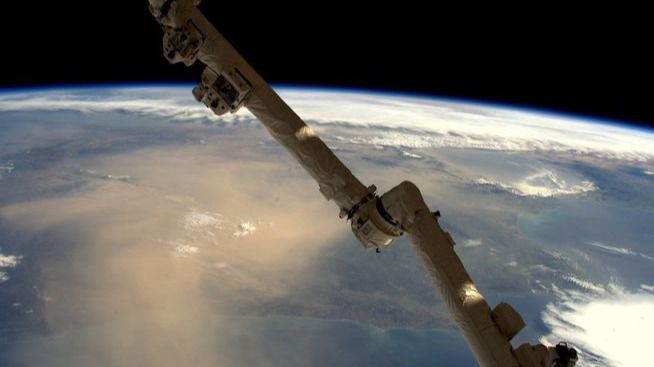 Una nube de arena y polvo cruza la península ibérica