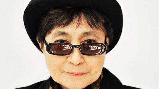 Hospitalizada en Nueva York la artista Yoko Ono