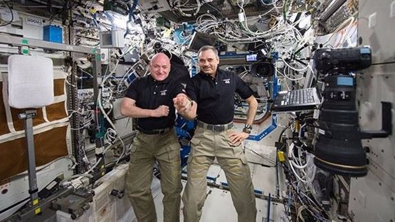 Los astronautas Kelly y Kornienko regresan tras 340 días en el espacio