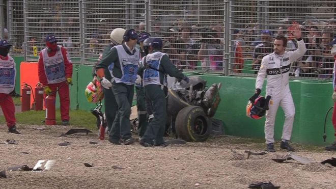 Espectacular accidente de Alonso en la primera prueba del Mundial