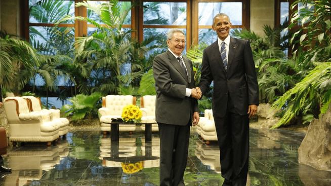 Raúl Castro recibe a Obama en el Palacio de la Revolución