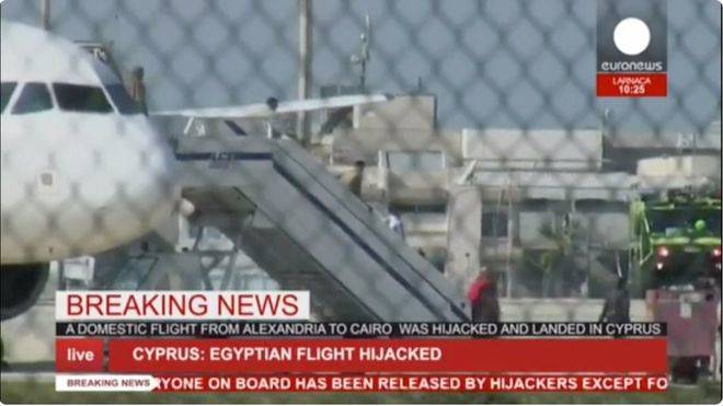 Liberados casi todos los pasajeros del avión secuestrado en Chipre