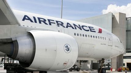 Las azafatas de Air France que vuelen a Irán deberán llevar pantalones y velo