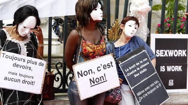 Francia aprueba la penalización a clientes de la prostitución