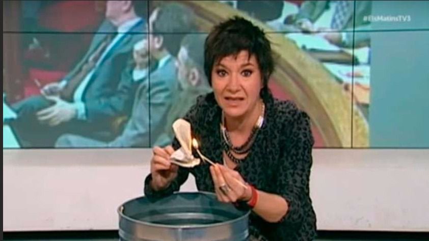 Una periodista de TV3 quema una Constitución española en directo
