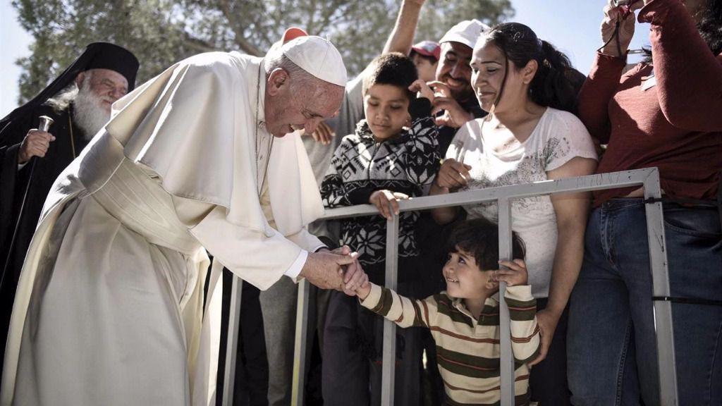 El Papa se lleva a Roma a doce refugiados de Lesbos