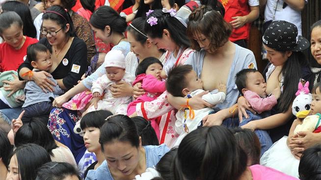 Miles de madres dan el pecho en la calle para exigir salas públicas