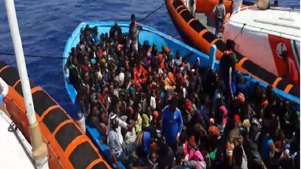 Decenas de inmigrantes en el momento de ser rescatados