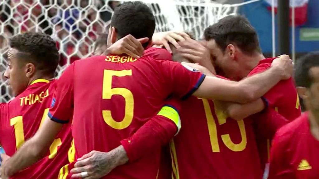 Piqué da la victoria a España en su estreno en la Euro-16