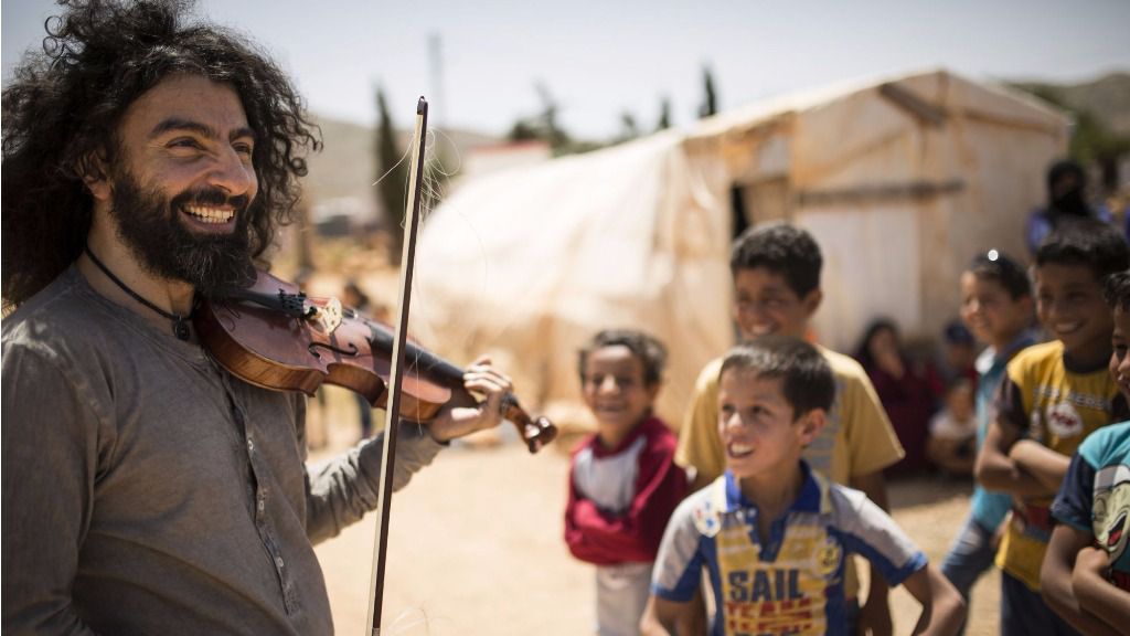 Ara Malikian enseñando a tocar el violín a niños refugiados