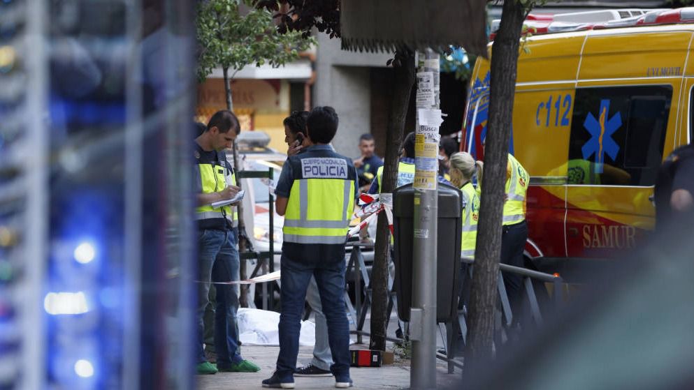 Una mujer degollada y un hombre con un hachazo en un despacho de abogados