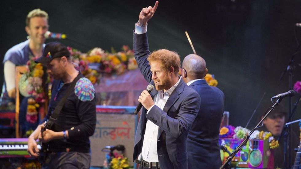 El príncipe Harry da el salto a la música cantando con Coldplay