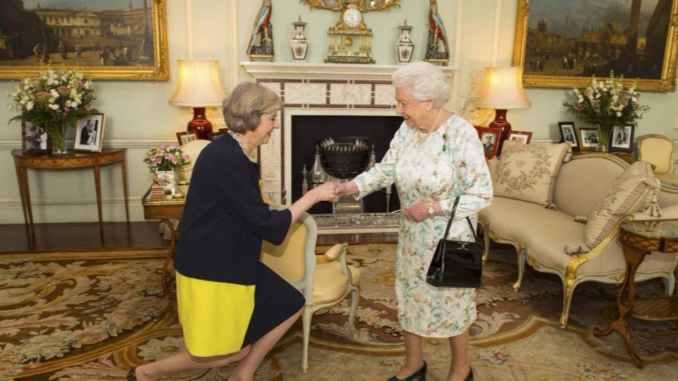 May recibe el encargo de Isabel II para formar Gobierno