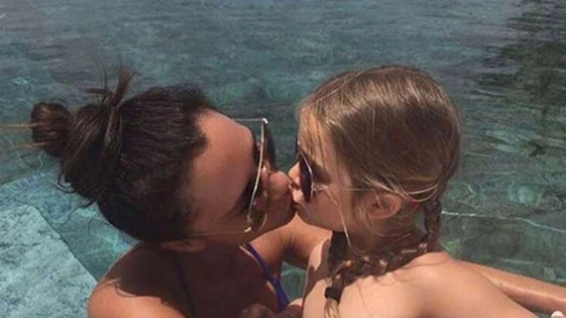 Victoria Beckham es insultada por besar a su hija en la boca
