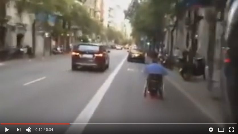 Grabado en silla de ruedas adelantando a coches por Barcelona