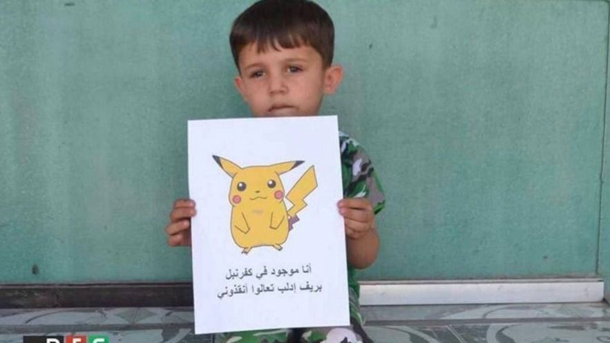 Niños sirios posan con Pokémon para 'que les rescaten'