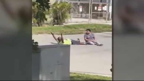 Un policía dispara a un terapeuta negro cuando asistía a un paciente