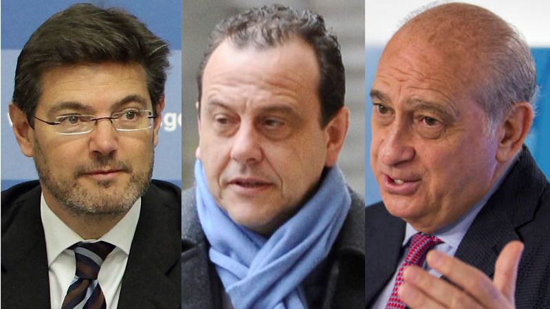 El fiscal, flanqueado por los ministros