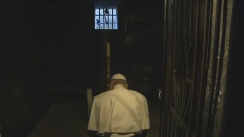 El Papa recorre en silencio Auschwitz