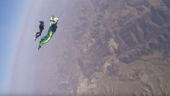 El estadounidense Aikins bate el récord de salto sin paracaídas