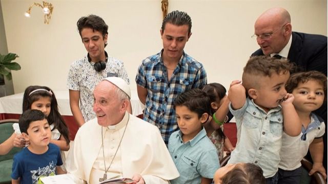 El Papa almuerza con los refugiados sirios