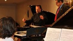 Un niño se convierte en el más joven del mundo en dirigir una orquesta