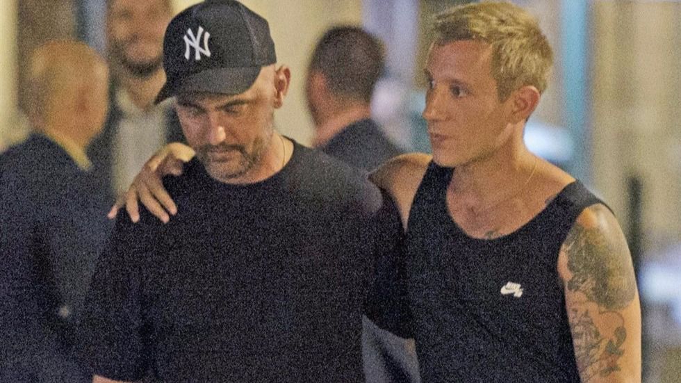 David Delfín arropado por su pareja Pablo Sáez