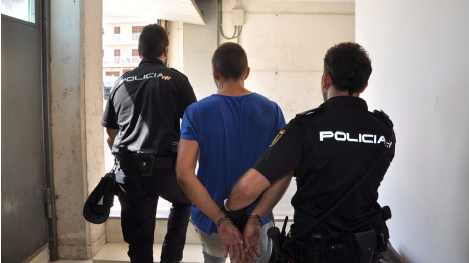 El arrestado huía por los tejados de las viviendas colindantes