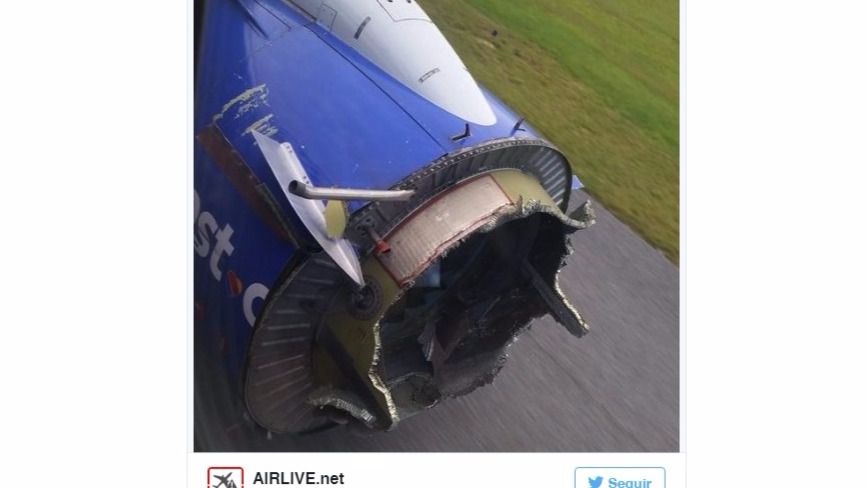 Un avión pierde parte del motor tras una explosión en pleno vuelo