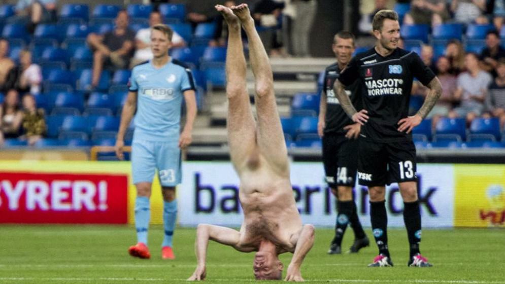 Un exjugador de la selección danesa irrumpe desnudo en pleno partido