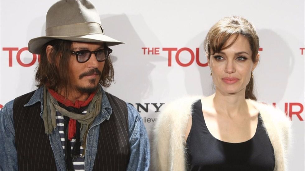 Johnny Depp consuela a Angelina Jolie