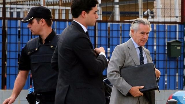 Blesa y Rato, recibidos con insultos al llegar a la Audiencia