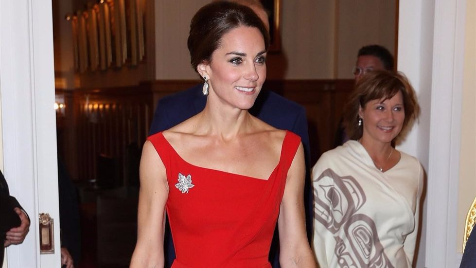 Kate Middleton deslumbra de rojo