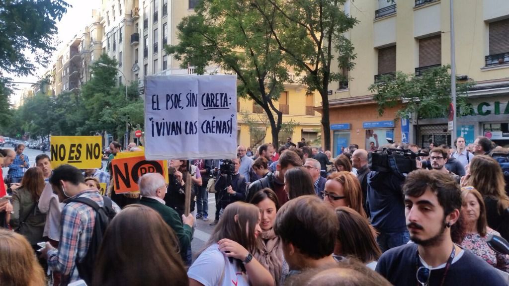 Militantes socialistas increpan a los críticos a su entrada en Ferraz